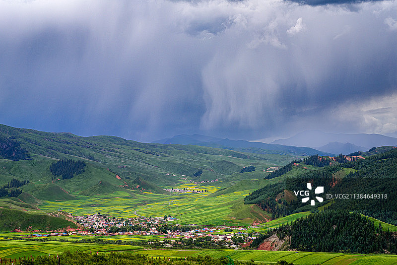 祁连卓尔山-骤雨来临图片素材