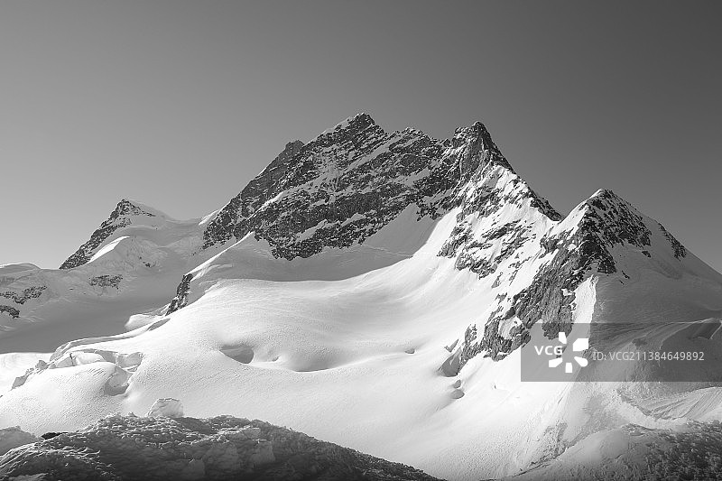 雪山风景：晴空下的雪山景色图片素材