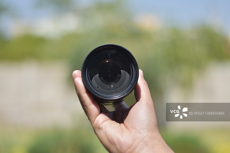 手持相机镜头的裁剪图图片素材