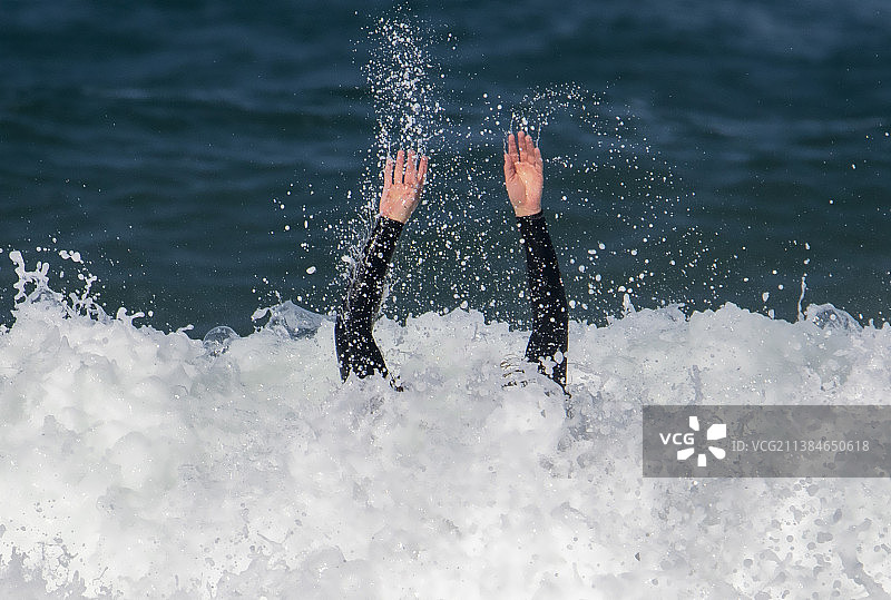 在海里游泳的人图片素材