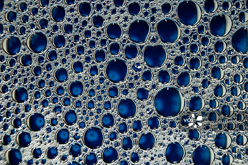 蓝色气泡背景，气泡的全画幅镜头图片素材