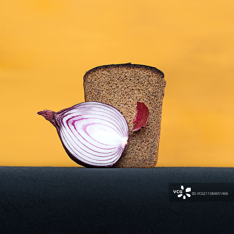 洋葱面包，桌上的帽子特写，黄色墙壁背景图片素材