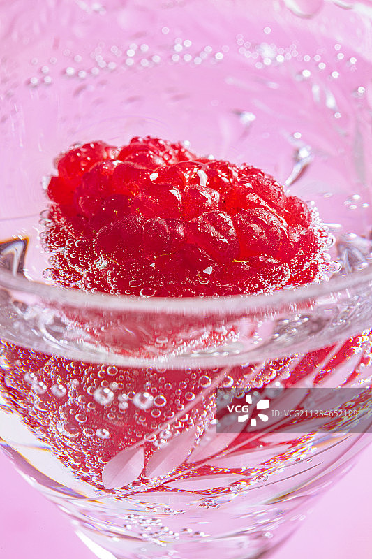 玻璃杯中覆盆子草莓特写图片素材