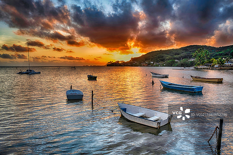 等待黎明：夏威夷卡哈卢日落时的海景图片素材