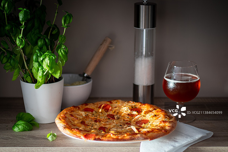 披萨与红酒特写图片素材