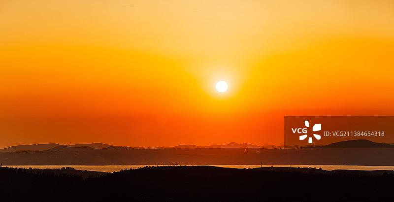 布拉恰诺湖的日落，意大利山脉的剪影图片素材