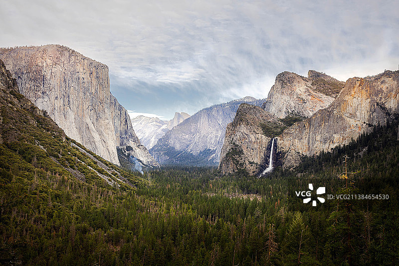 隧道视野，风景如画的岩石山对着天空，约塞米蒂国家公园，加利福尼亚州，美国，美国图片素材