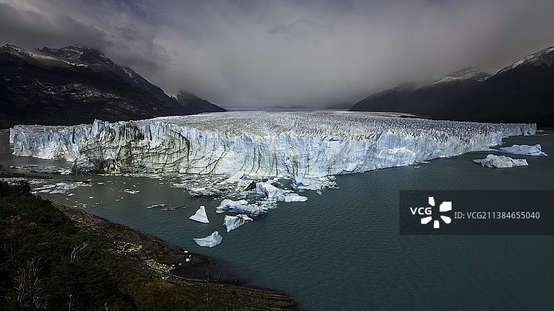 阿根廷圣克鲁斯卡拉法特莫雷诺冰川的冰冻湖泊风光图片素材
