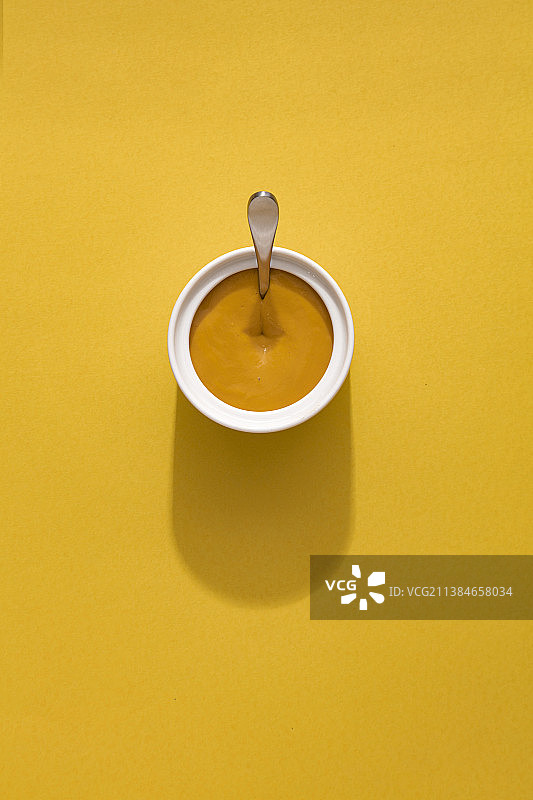 黄色背景上的咖啡杯俯视图图片素材