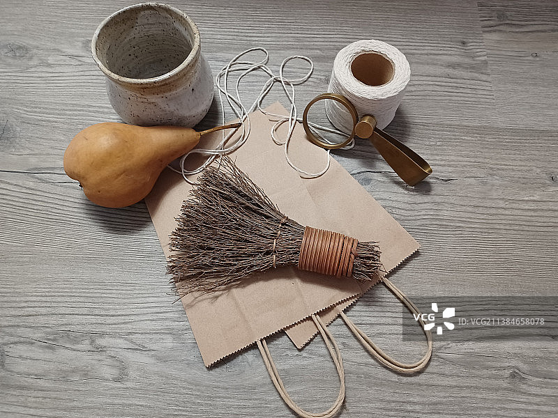 剃须用具木桌静物高角度视图图片素材