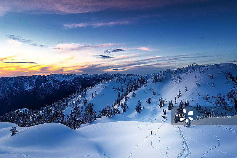 冬日独立，加拿大西摩山日落雪山风景图片素材