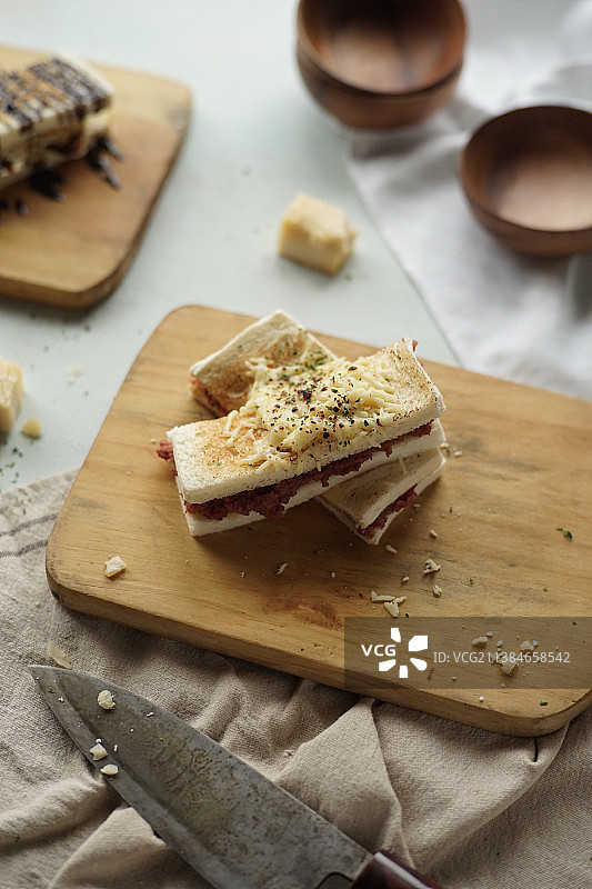 切菜板上的面包的俯视照片图片素材