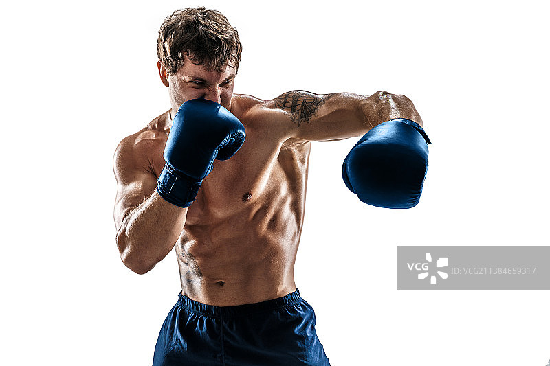正在训练和练习左勾拳的肌肉发达的拳击手的肖像图片素材