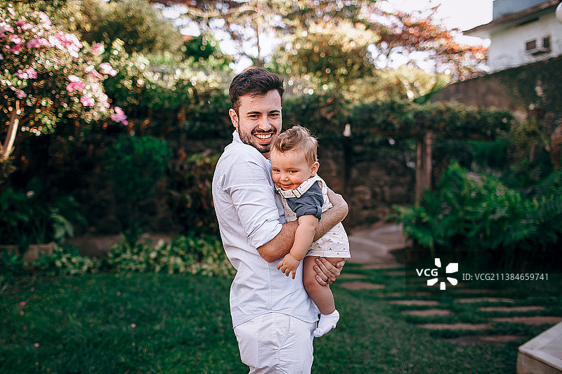 父子在巴西米纳斯吉拉斯州贝洛奥里藏特户外玩耍图片素材