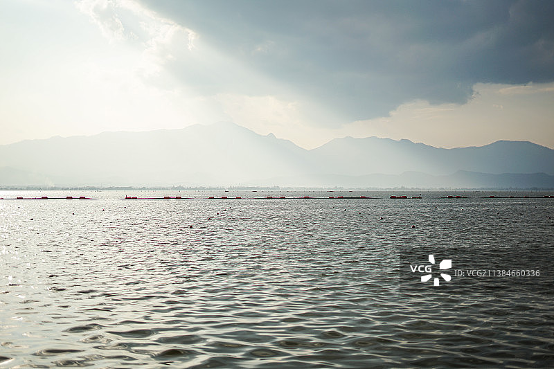 泰国帕尧湖的阳光天空和云彩美景图片素材