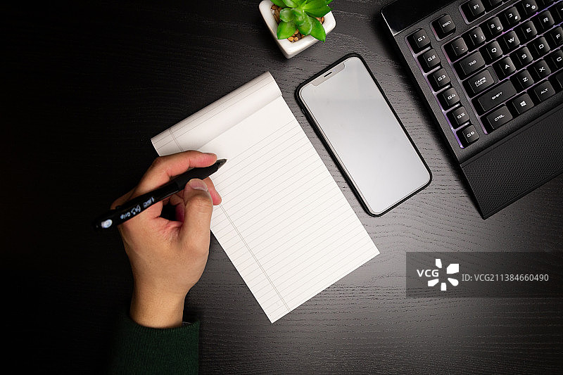 学生在桌面上做笔记，美国图片素材