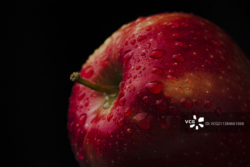 带有水滴的红色多汁苹果微距背景图片素材