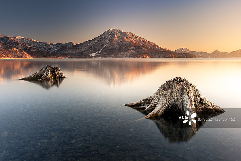 日落时分山间湖泊美景图片素材