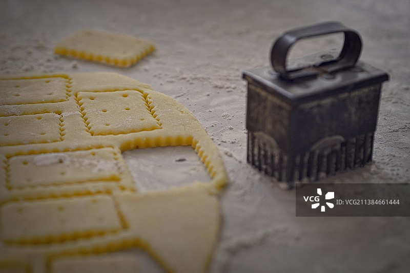 德国：桌子上带有造型切割器的面团和面粉特写图片素材