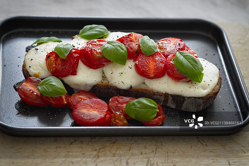 德国：桌子上盘中的食物特写图片素材