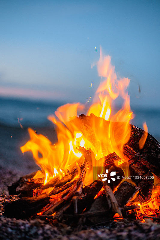 保加利亚瓦尔纳海滩的篝火特写图片素材