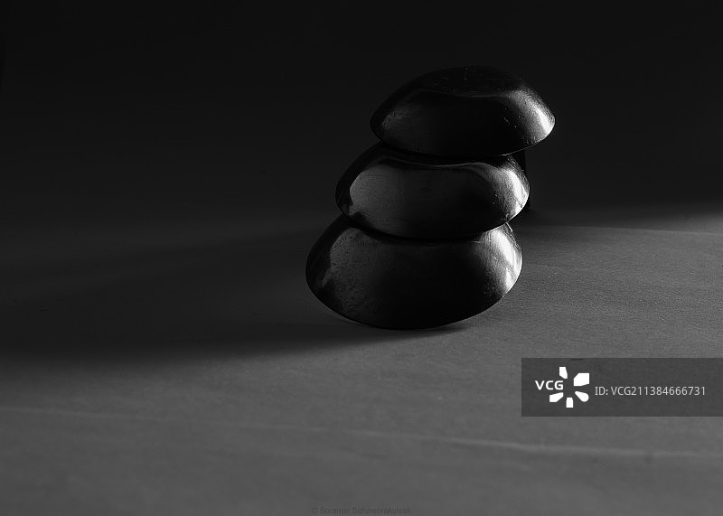 美术：桌子上堆叠的鹅卵石特写图片素材