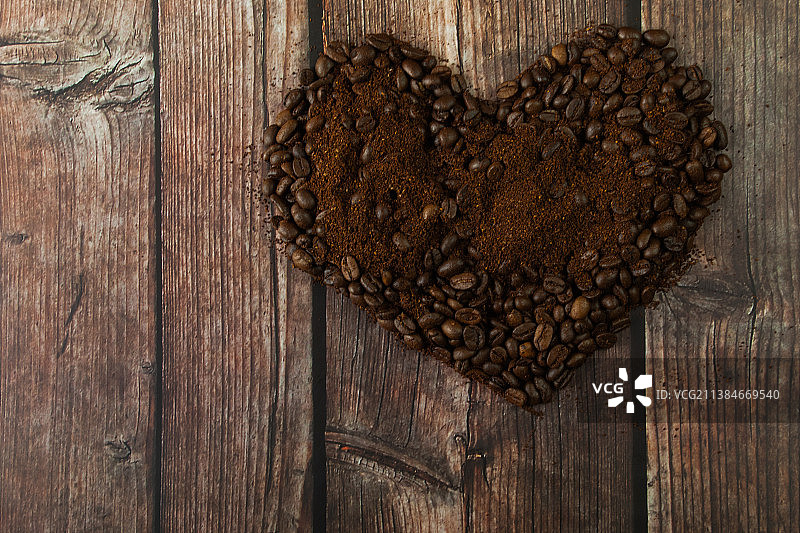 桌子上心形的俯视图图片素材