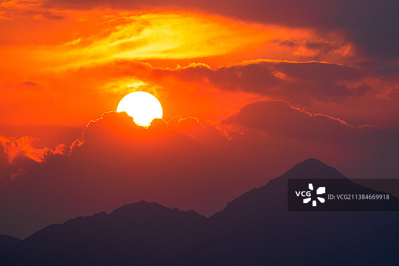 日落时分橙色天空下山脉的剪影图片素材