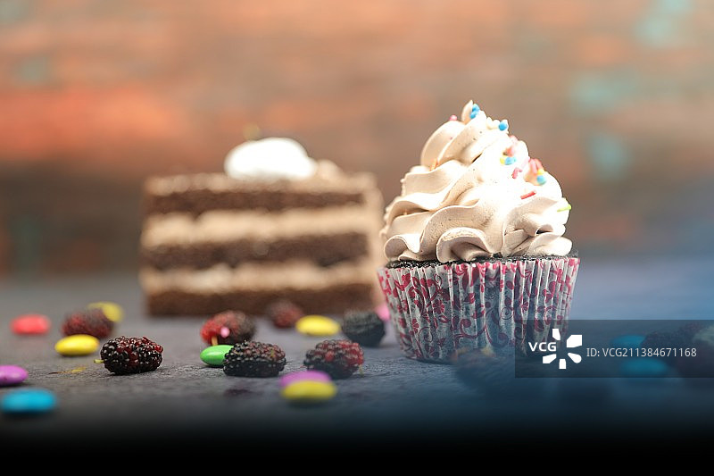 桌子上纸杯蛋糕的特写图片素材