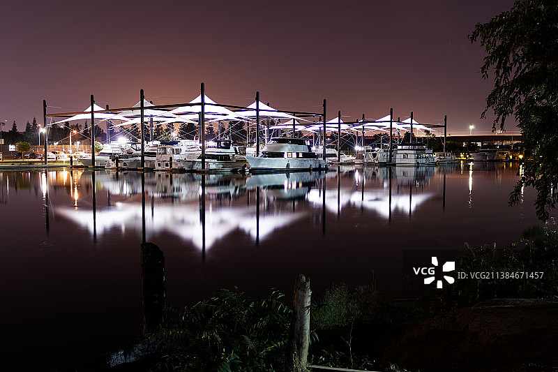 加利福尼亚州斯托克顿港夜景街灯图片素材