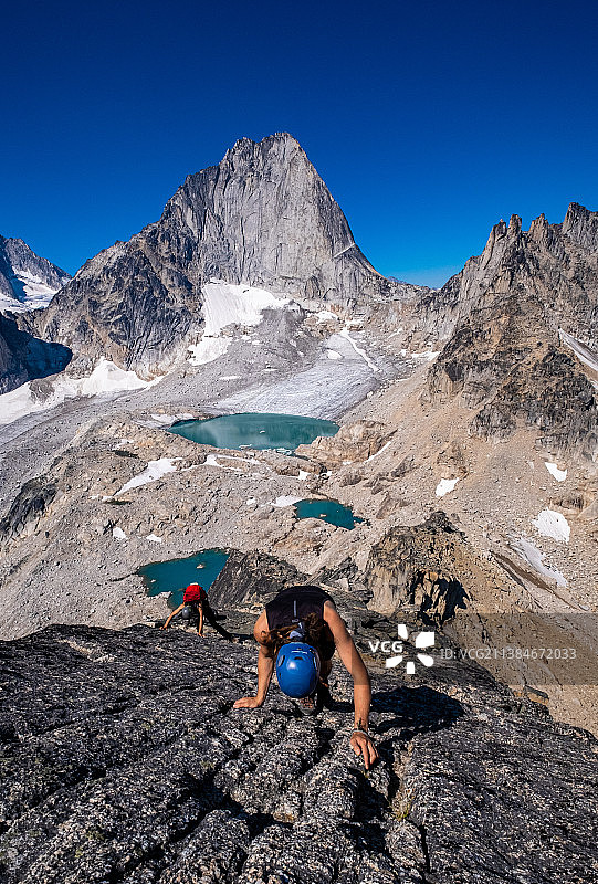 两名登山者在加拿大布加布省立公园攀登（高角度）图片素材