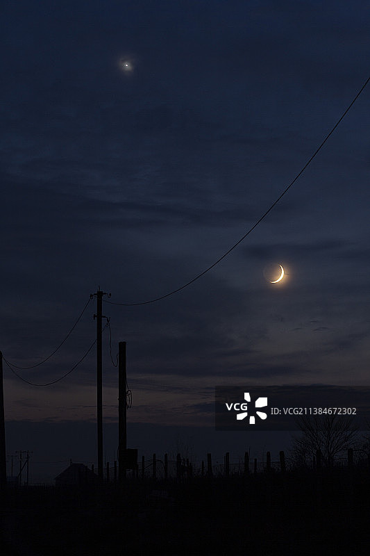 夜晚月亮和星星的剪影，摩尔多瓦坎泰米尔图片素材