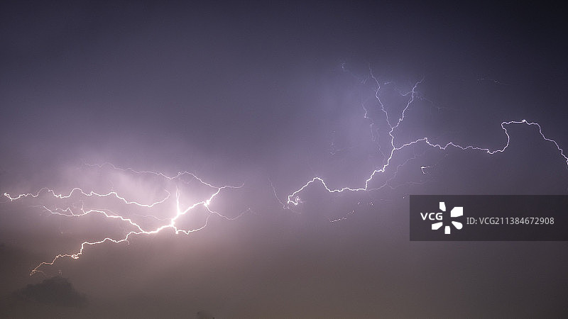 西班牙阿利坎特托雷维耶哈夜空闪电仰视图片素材
