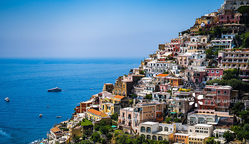 意大利萨莱诺海滨城镇高角度景观图片素材