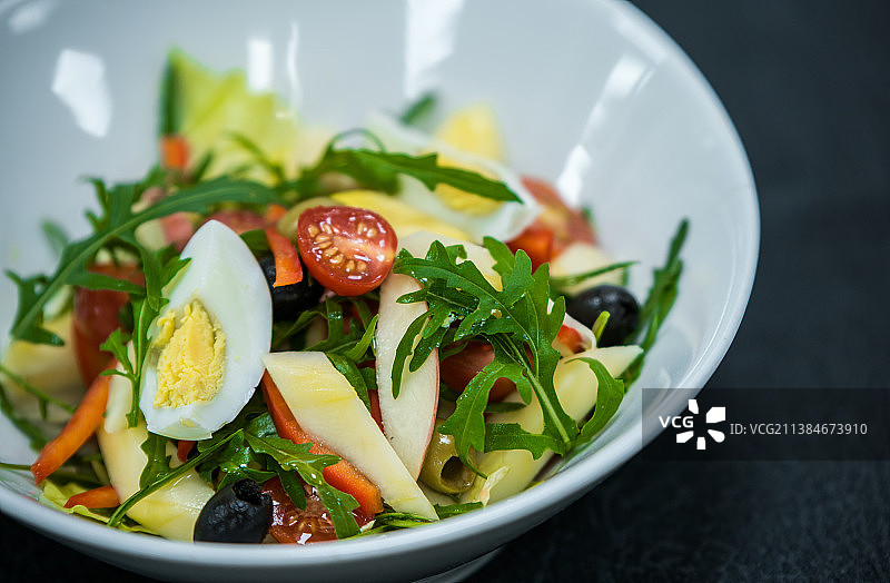 美食丛林花卉树叶小鸟花蕾，碗中沙拉特写图片素材