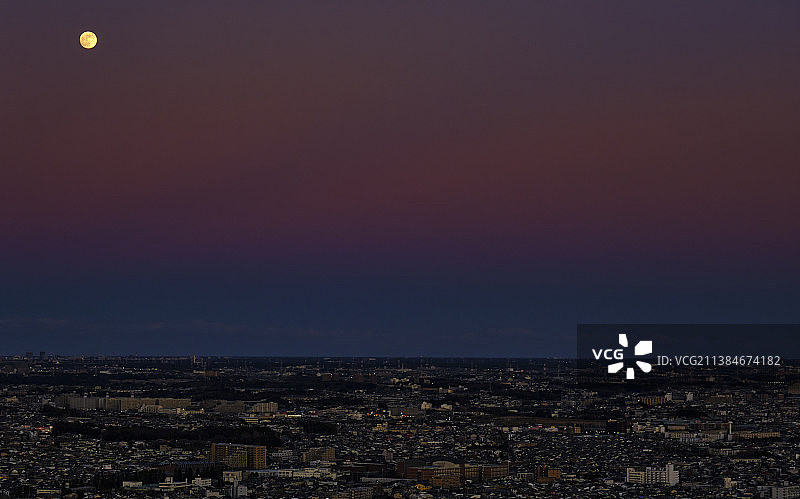 满月升起，千叶县市川市夜间城市景观鸟瞰图片素材