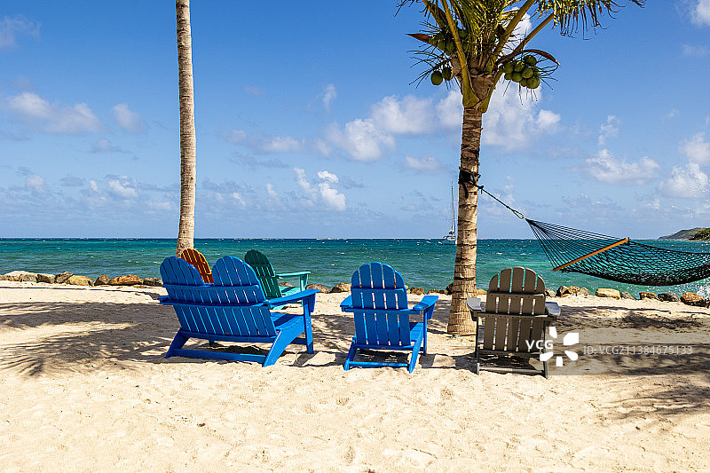 从英属维尔京群岛萨巴岩石眺望天堂海滩美景图片素材