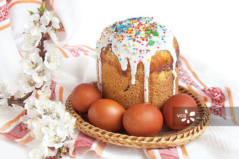 鲜花和蛋糕复活节彩蛋的特写图片素材