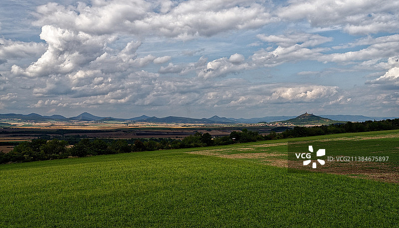 捷克中部高地埃斯克斯特多霍的田野风光图片素材