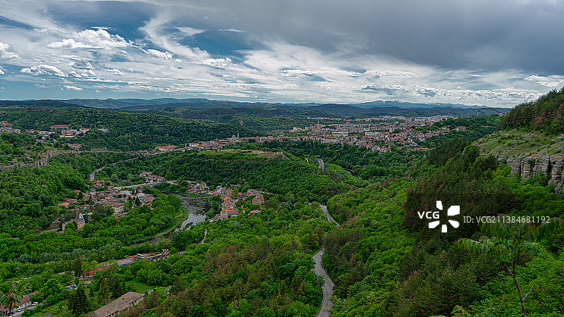 保加利亚大特尔诺沃天空下的高角度景观图片素材