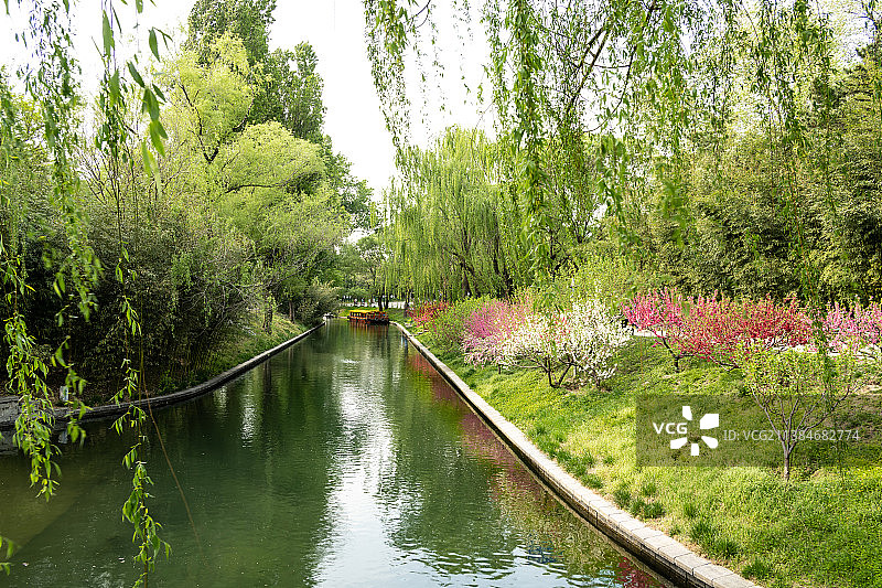 北京的公园引水渠中的游船图片素材