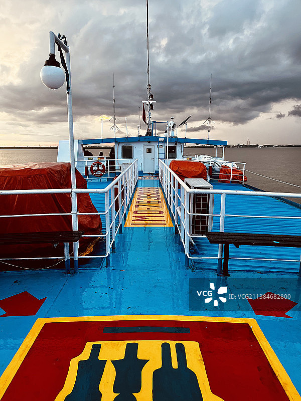 海贼王冒险：停泊在海上的船只，高角度仰望多云的天空图片素材