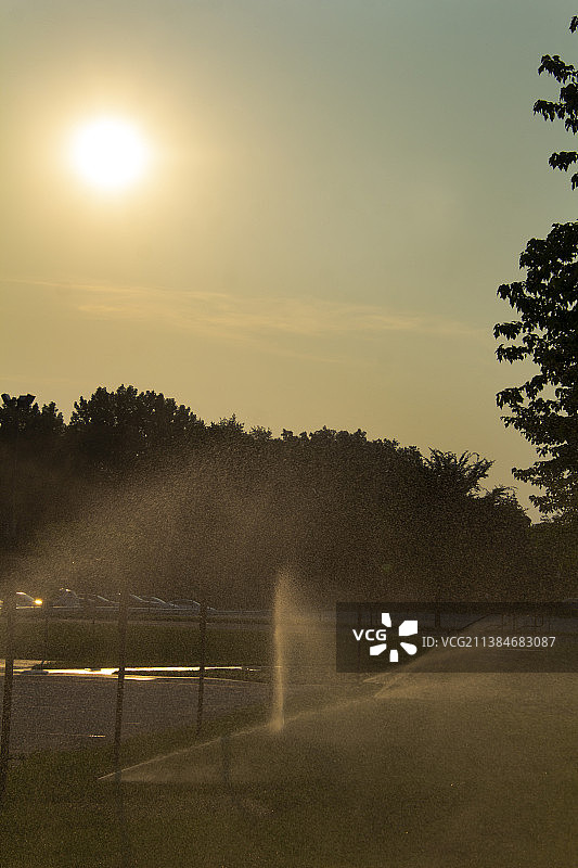 日出时分，洒水器正在美国农业田地上浇水图片素材
