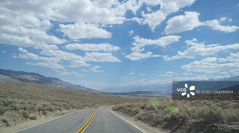 乡村景观旁的空旷道路，内华达山脉，美国图片素材