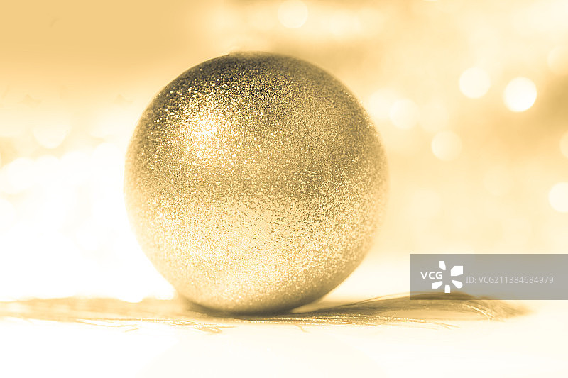 灯光映衬下的圣诞装饰球特写图片素材