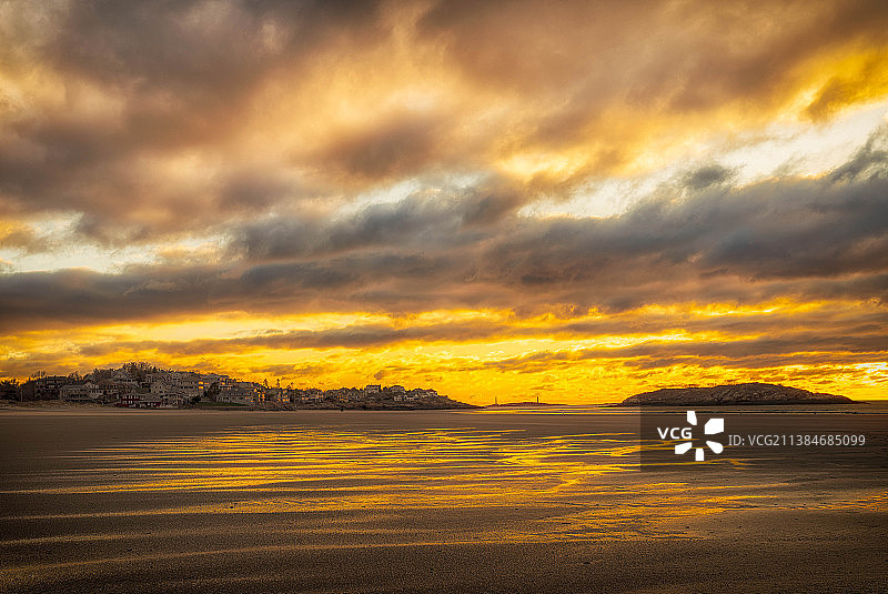 海湾瞭望，日落时分壮丽天空下的海景，格洛斯特，马萨诸塞州，美国图片素材
