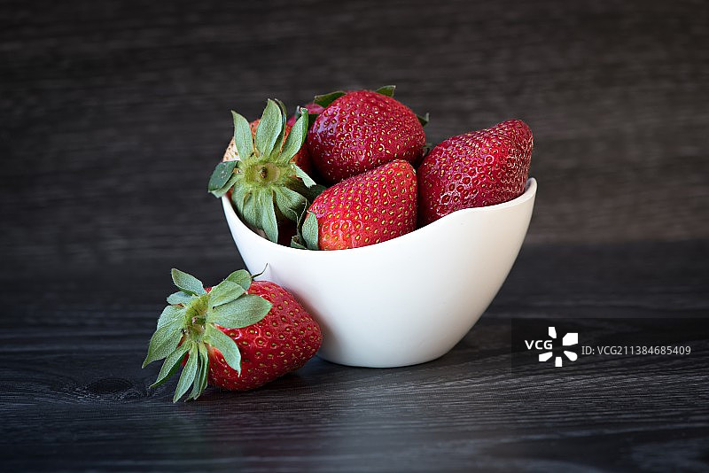 桌上碗中草莓的特写图片素材