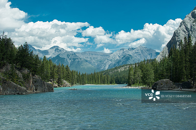 班夫弓河风光：湖光山色，加拿大艾伯塔省图片素材