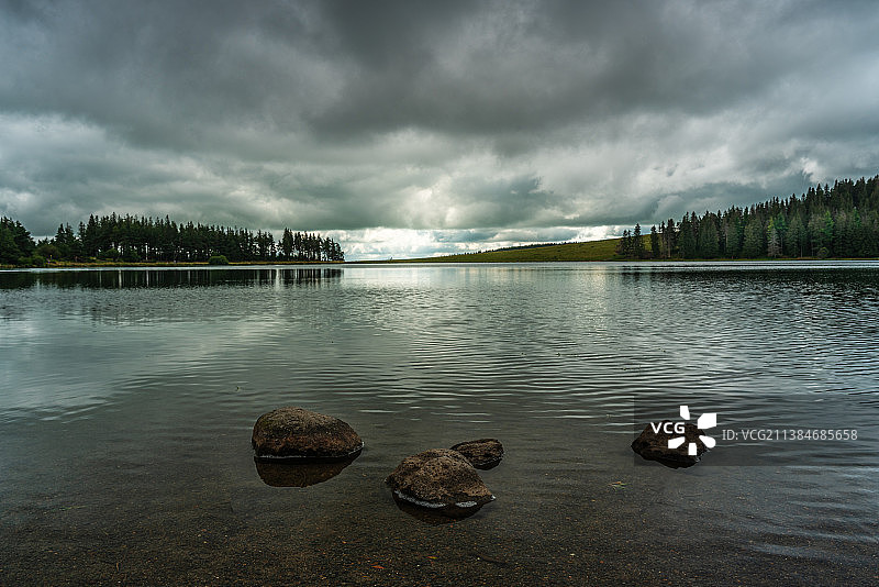 塞尔维耶湖风景，多云天空，法国奥尔西瓦尔图片素材