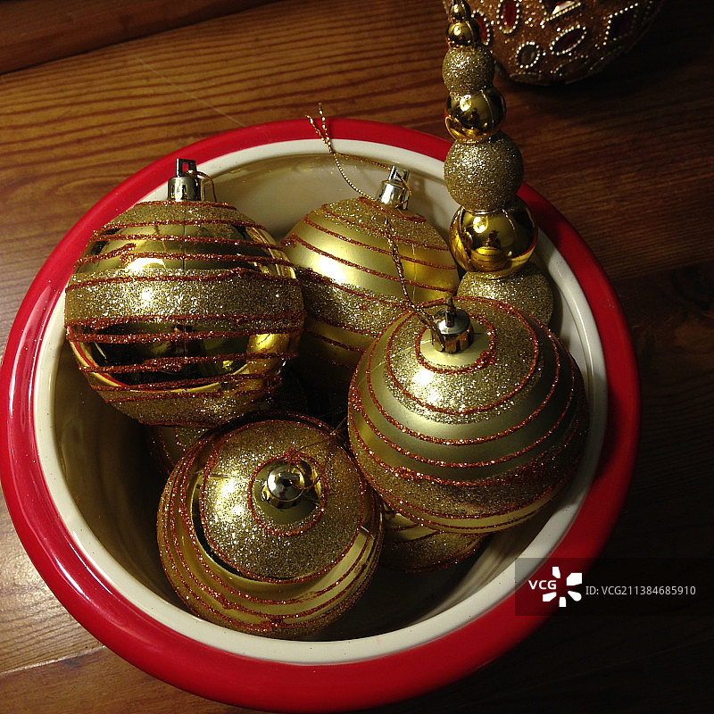 碗里的圣诞装饰品图片素材